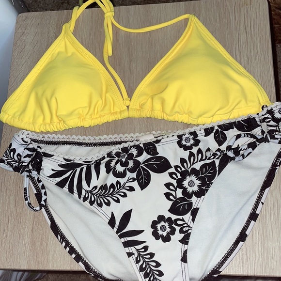 Small Bikini Set + 1 - Picture 2 of 11